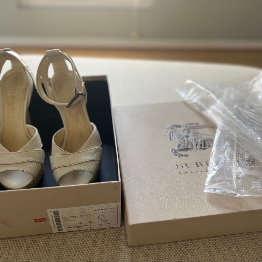 White heels by Burberry - Picture 2 of 4
